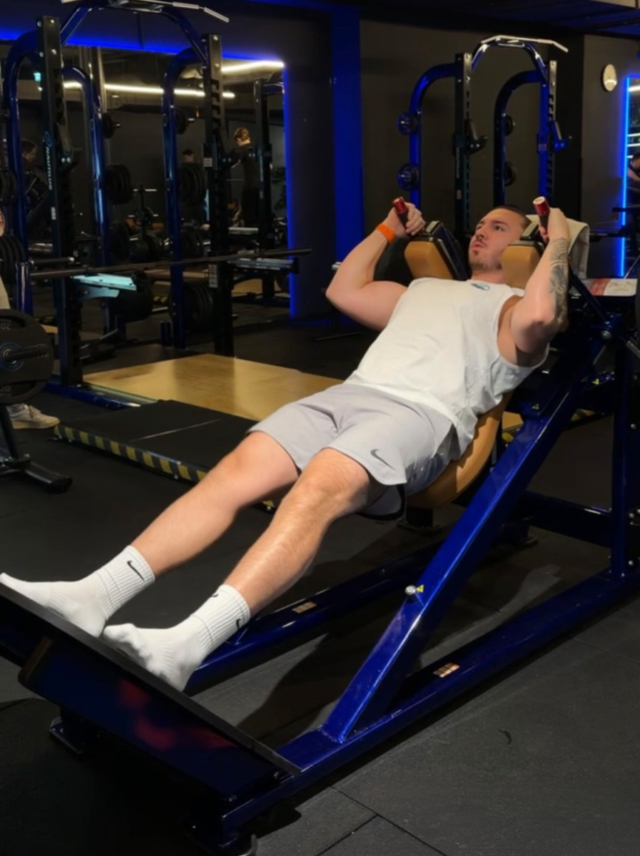 Trainer trainiert im Fitnessstudio.