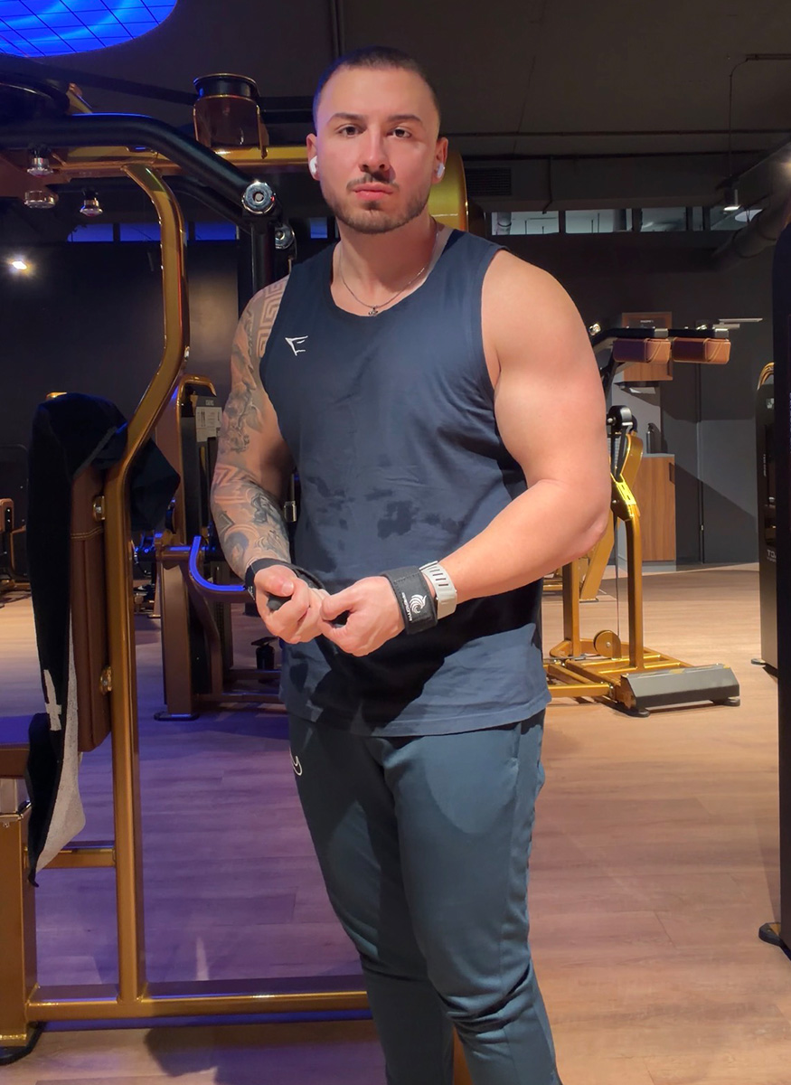 Trainer im Fitnessstudio.